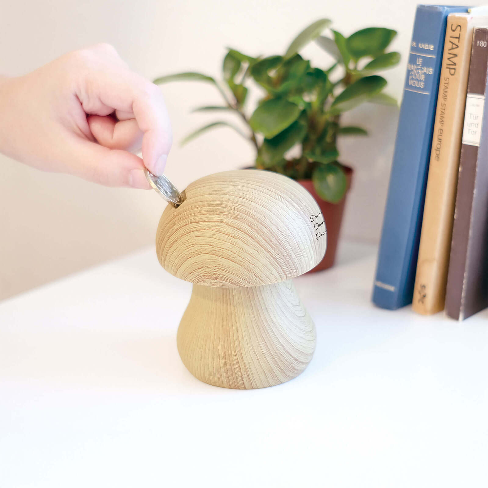 陶器と木目の高級感のある貯金箱