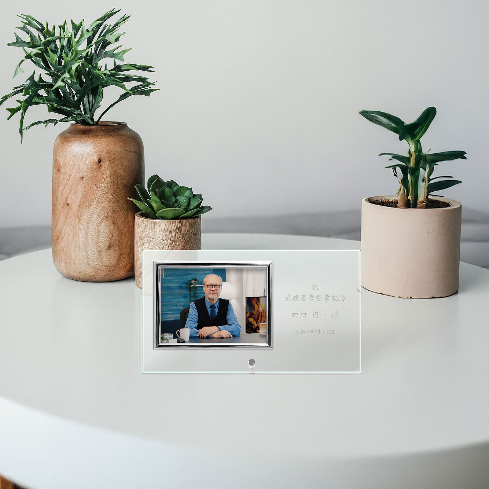 お祝いの会で贈呈したい、受賞の記念を飾って残せる写真たての記念プレート